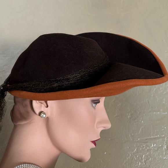 ASTOUNDING 1940s\' BROWN FELT WIDE BRIM FEDORA WITH ORANGE FELT EDGING. main image 12